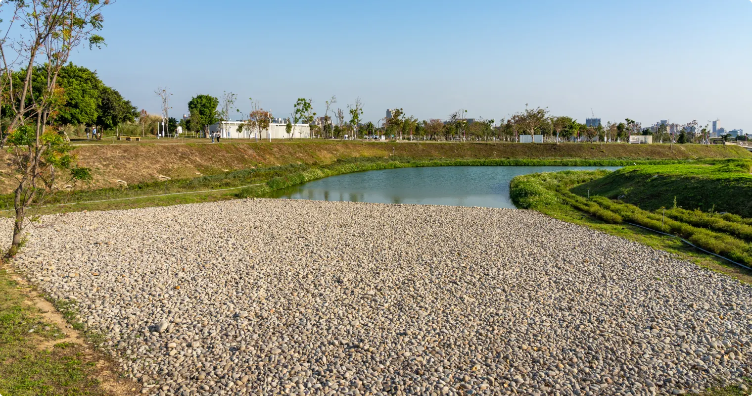 Liner on the bank of an evaporation pond